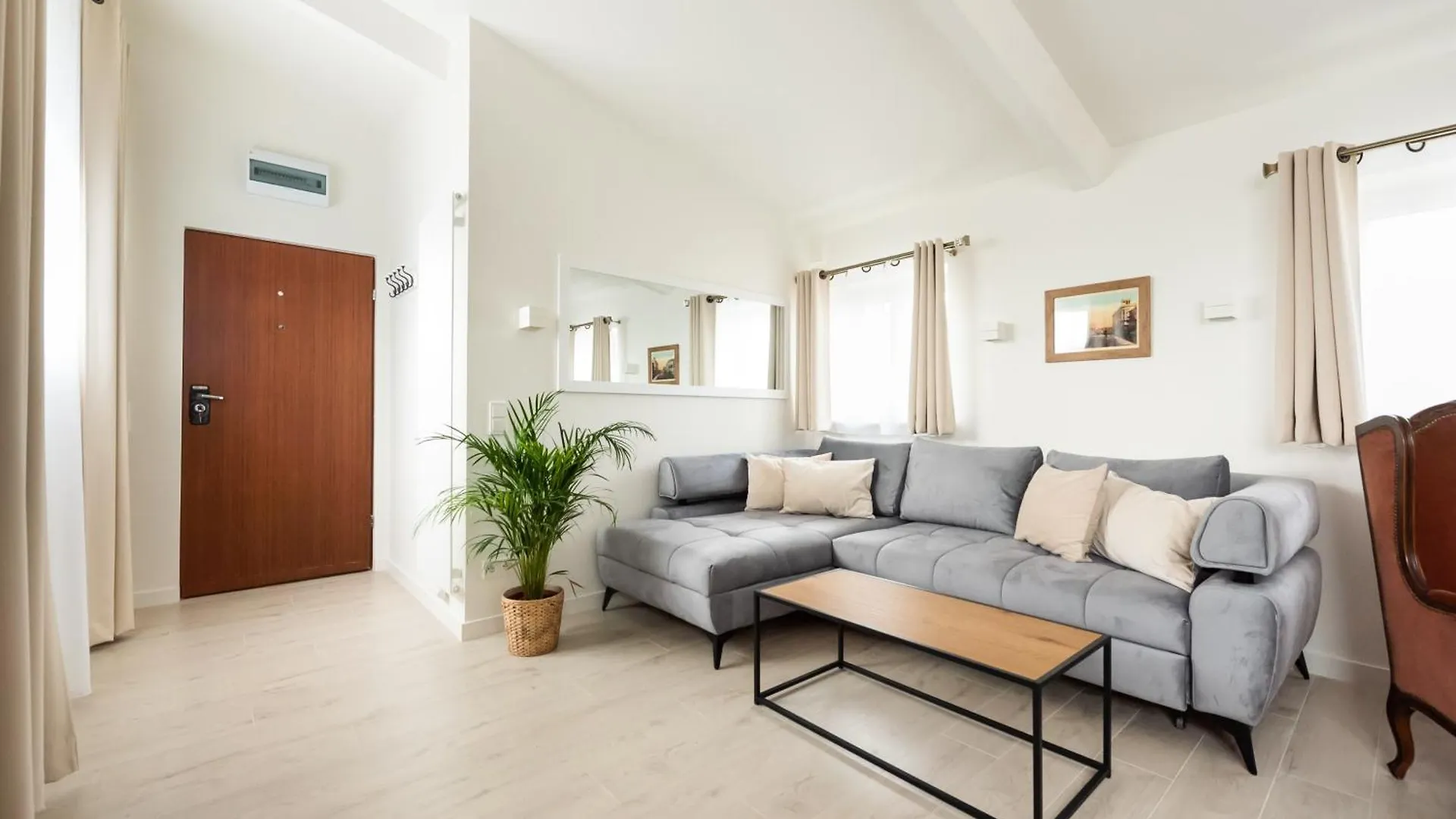 Krolewska Luxury Apartment Warsaw 0*,  Poland
